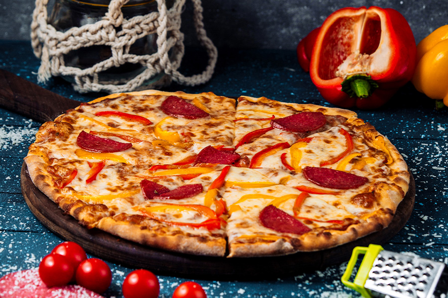Pizza mit Rinderwurst